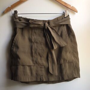 Old Navy Olive Mini Skirt with fabric belt and pockets! Looks/feels like silk xs